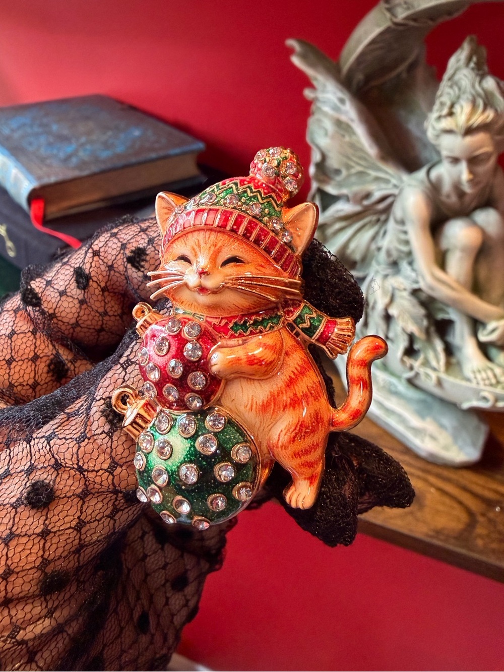 Cute Festive Cat Christmas Brooch - Picture 3 of 4